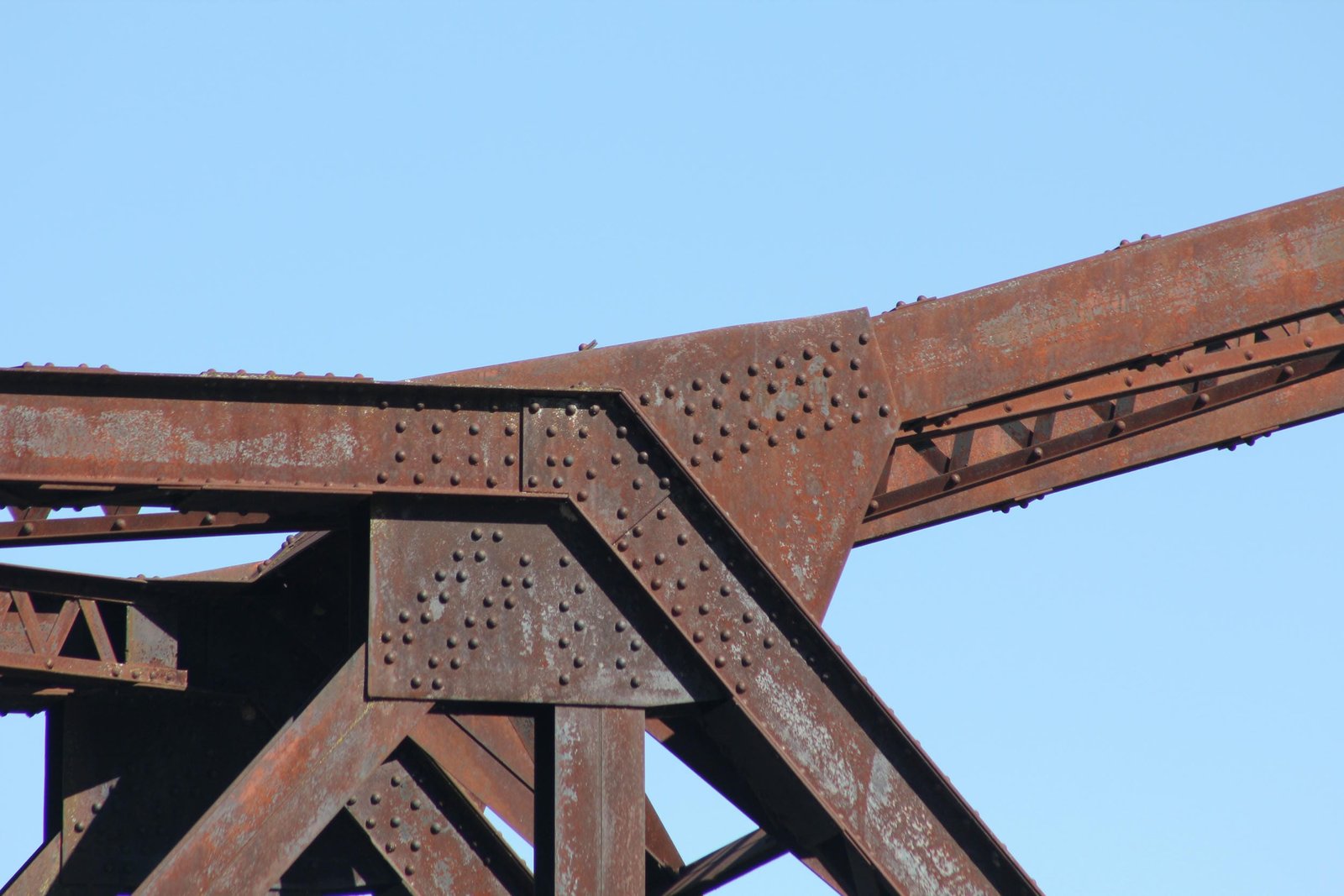 Upper angle connection at tower connection